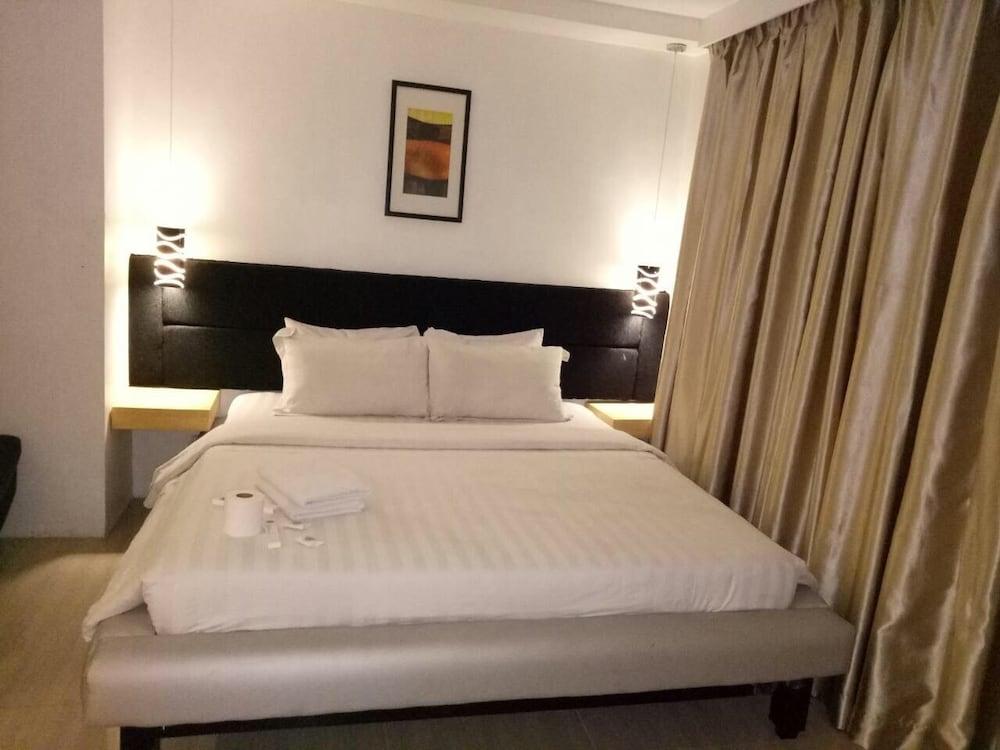 ดรากอนลิงค์ สวีท Hotel Makati City ภายนอก รูปภาพ